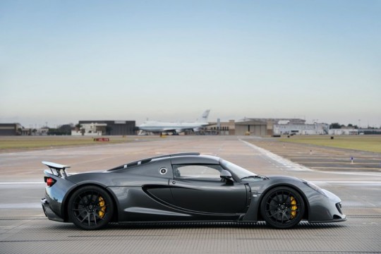 World Record: 0 – 300 km/h in 13.63 sec | Hennessey Venom GT